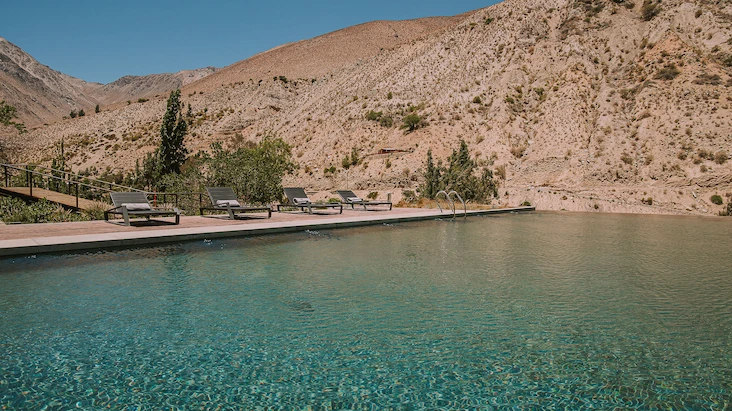 Piscina infinita frente al Valle del Elqui